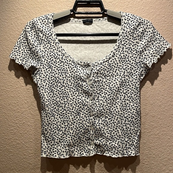 Brandy Melville Women’s Floral Button Down Lettuce Trim Shirt Size XS-Small - Picture 2 of 8